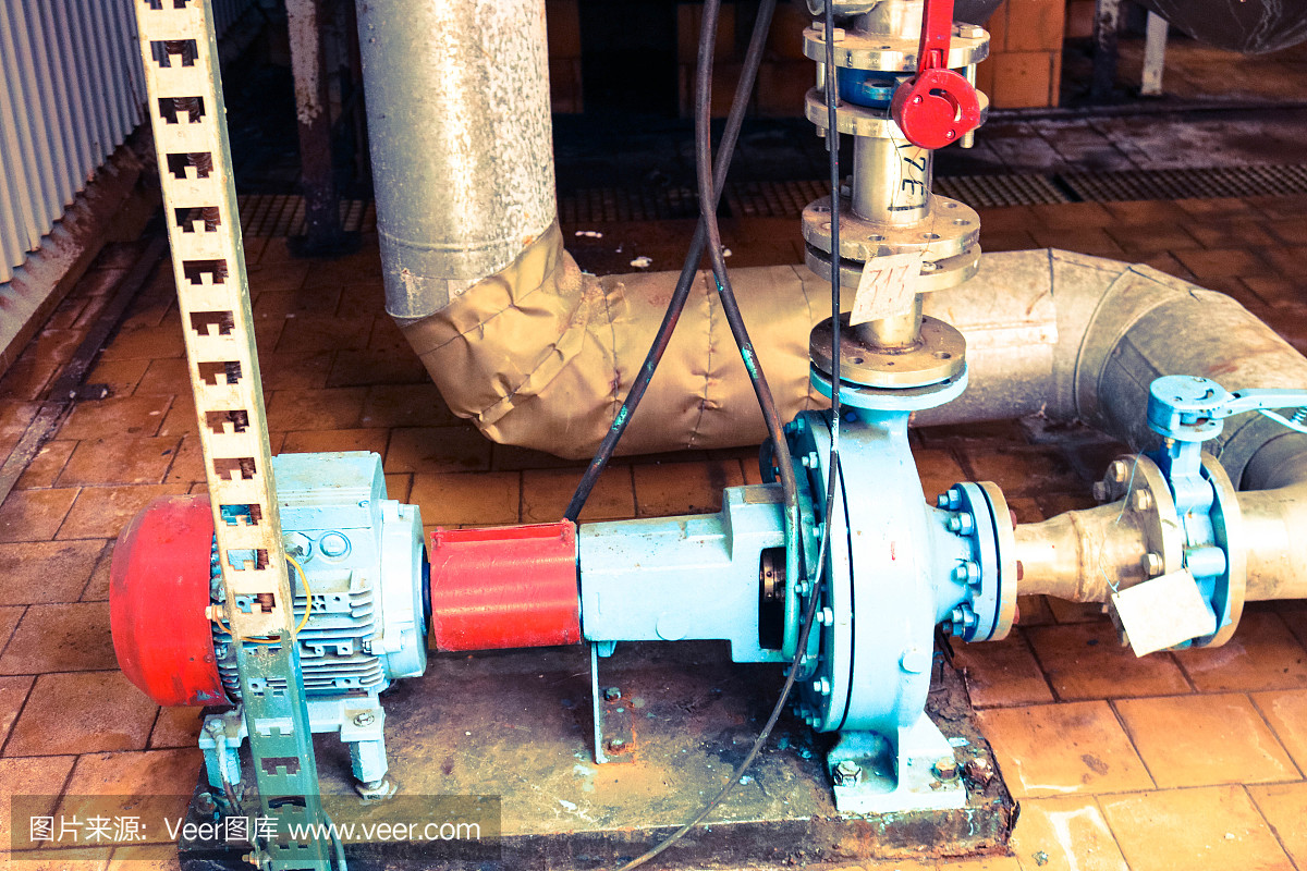 工業(yè)煉油廠(chǎng)、化工石化工廠(chǎng)車(chē)間用于泵送液體燃料產(chǎn)品的鐵金屬離心泵設(shè)備和帶法蘭和閥門(mén)的管道